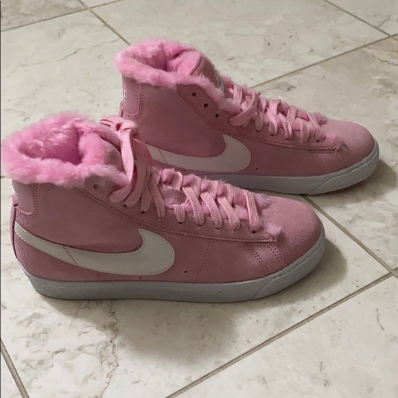 Nike pink sneakers never worn with pink fur inside - Picture 2 of 6